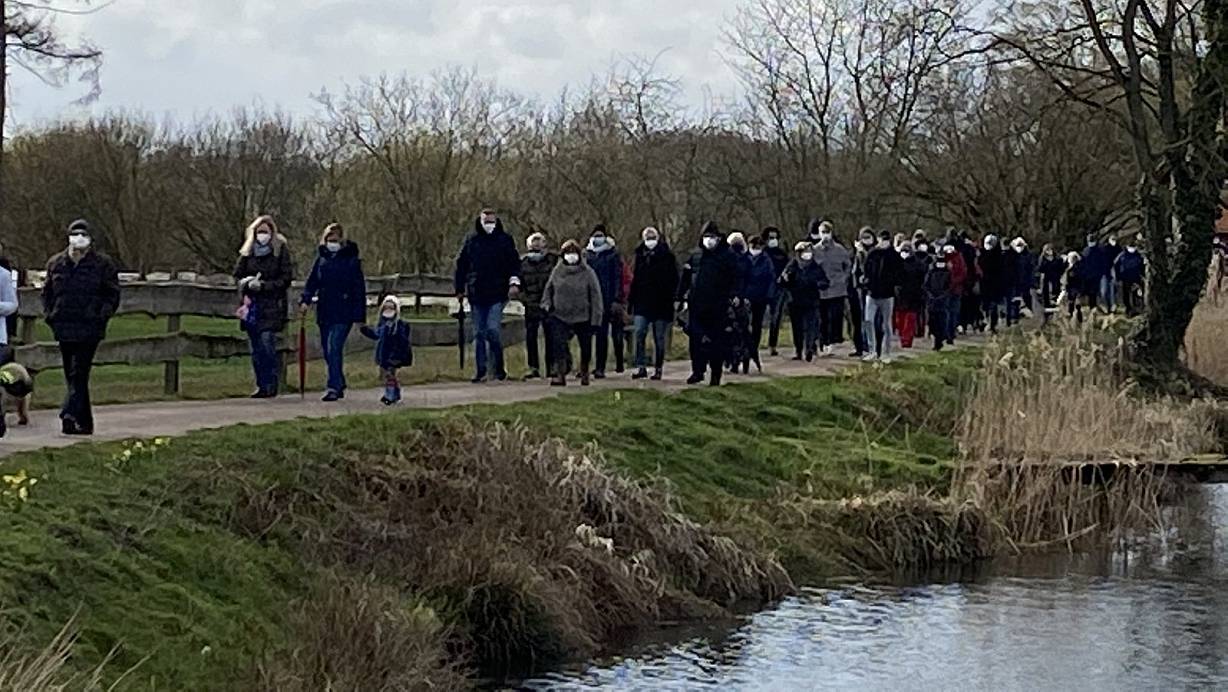 Am Mittwoch, 7. April, nahmen Hunderte an einer Slidaritätskundgebung für Pater Gottfried teil. | © Burkhard Hoeltzenbein