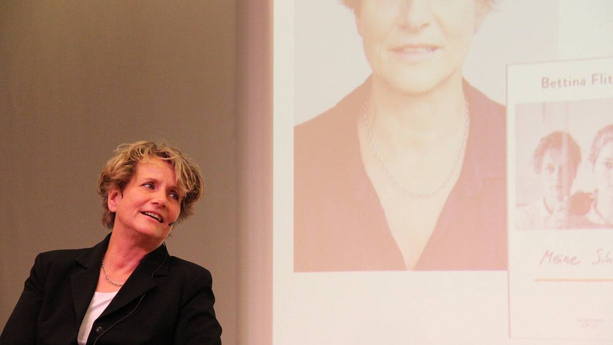Bettina Flitner auf der Couch in der Stadtbibliothek. | © Maria Frickenstein
