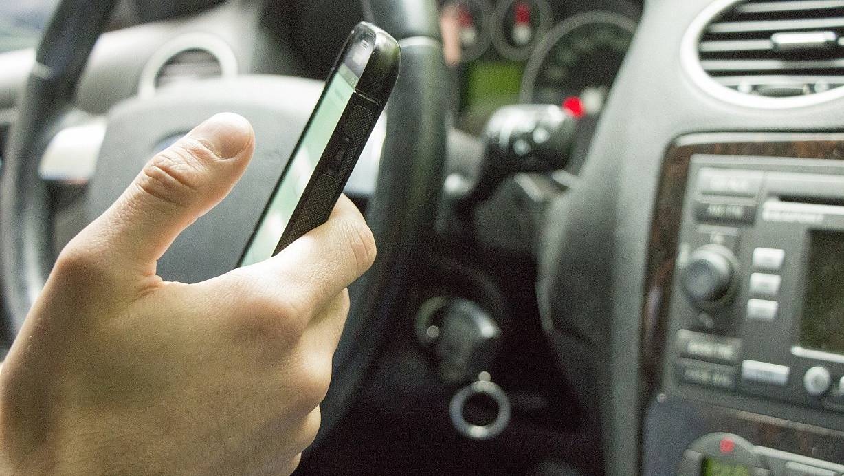 Autofahrer am Handy gefährden nicht nur die eigene Sicherheit, sondern erhalten auch ein Bußgeld in Höhe von 100 Euro sowie einen Punkt in Flensburg. | © (Symbolbild): Pixabay