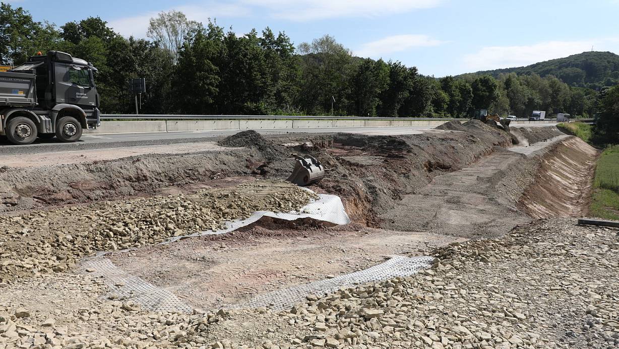 Die Bauarbeiten für den 2 plus 1-Ausbau an der Bundesstraße 64 zwischen Brakel und Bad Driburg gehen weiter. Das Foto zeigt eine Aufschüttung. | © Simone Flörke