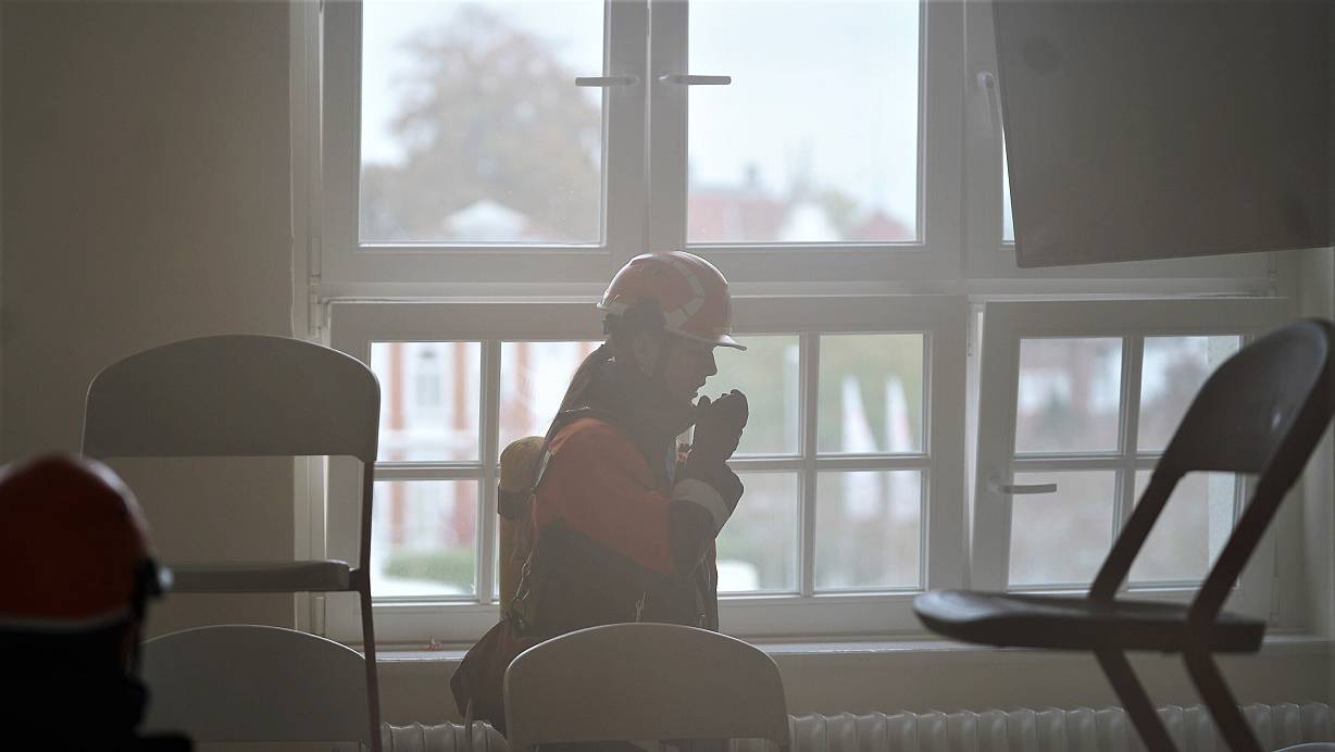 Leni informiert per Funk die Kameraden | © Yvonne Gottschlich