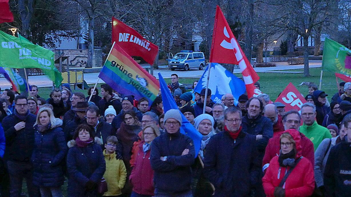 Rund 200 Gegendemonstranten protestierten unter dem Motto "BaLi bleibt bunt". | © Kristoffer Fillies