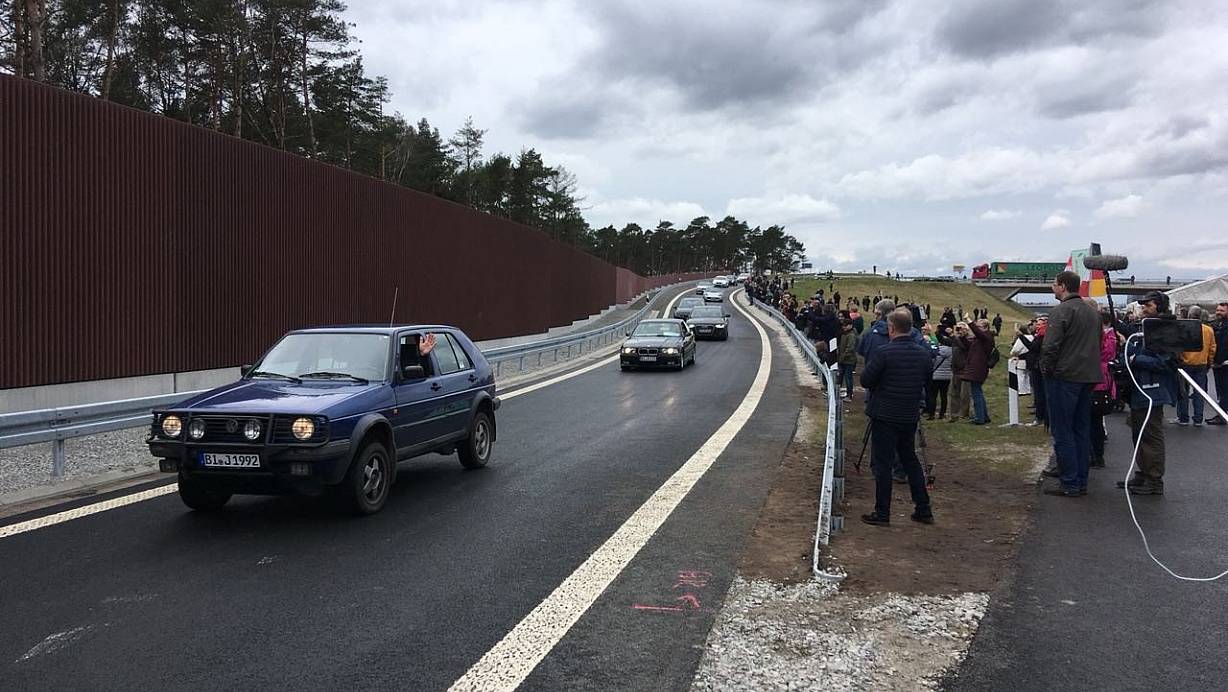 Kamerateams filmen die ersten Autos, die auf die A 33 rollen. Das neue Teilstück ist eröffnet. | © Christian Weische