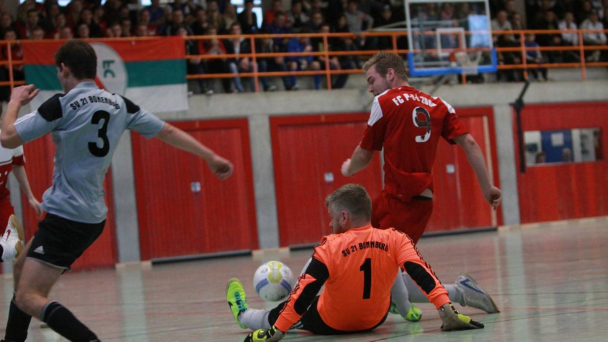 Packende Zweikämpfe: Bonenburgs Keeper Tobias Emmerich rettet hier gegen den Peckelsheimer Florian Schindler (r.). Abwehrspieler Julius Klotz (l.) sichert ab. Beide Teams spielen beim Wintercup 2016 am Sonntag in der Warburger Dreifachhalle. | © Hermann Ludwig