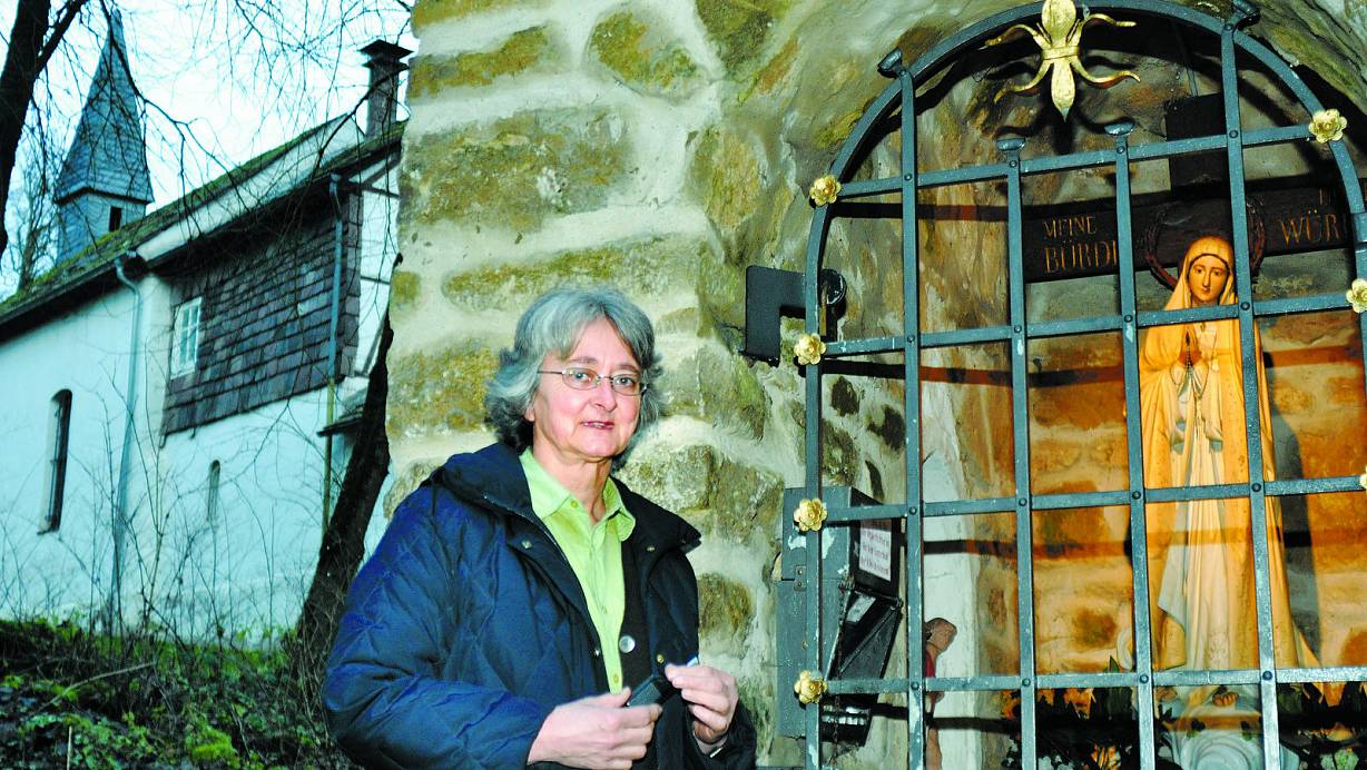 Freude auf neue Aufgaben: Schwester Mechthild ist die neue Eremitin und zukünftige Gemeindereferentin der Klus Edessen. Hier steht sie an der Marienstatue neben der Kluskapelle, die häufig von Gläubigen um Gebet aufgesucht wird. | © Günter Schumacher