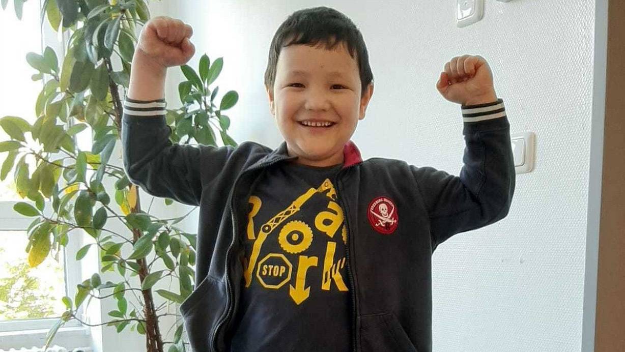 Glücklich: Ali-Reza nach seinem Heilungsmarathon. Nach zweieinhalb Jahren geht es für den Achtjährigen endlich zurück nach Hause. | © Verein "Kinder brauchen uns"