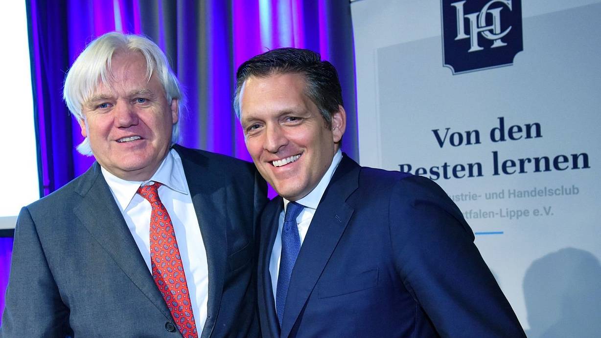 Gut gelaunt: Die Unternehmer Hans Beckhoff (l.) und Eduard R. Dörrenberg - zugleich Präsident des Industrie- und Handelsclubs IHC- beim Jahresempfang des Clubs. | © BARBARA FRANKE