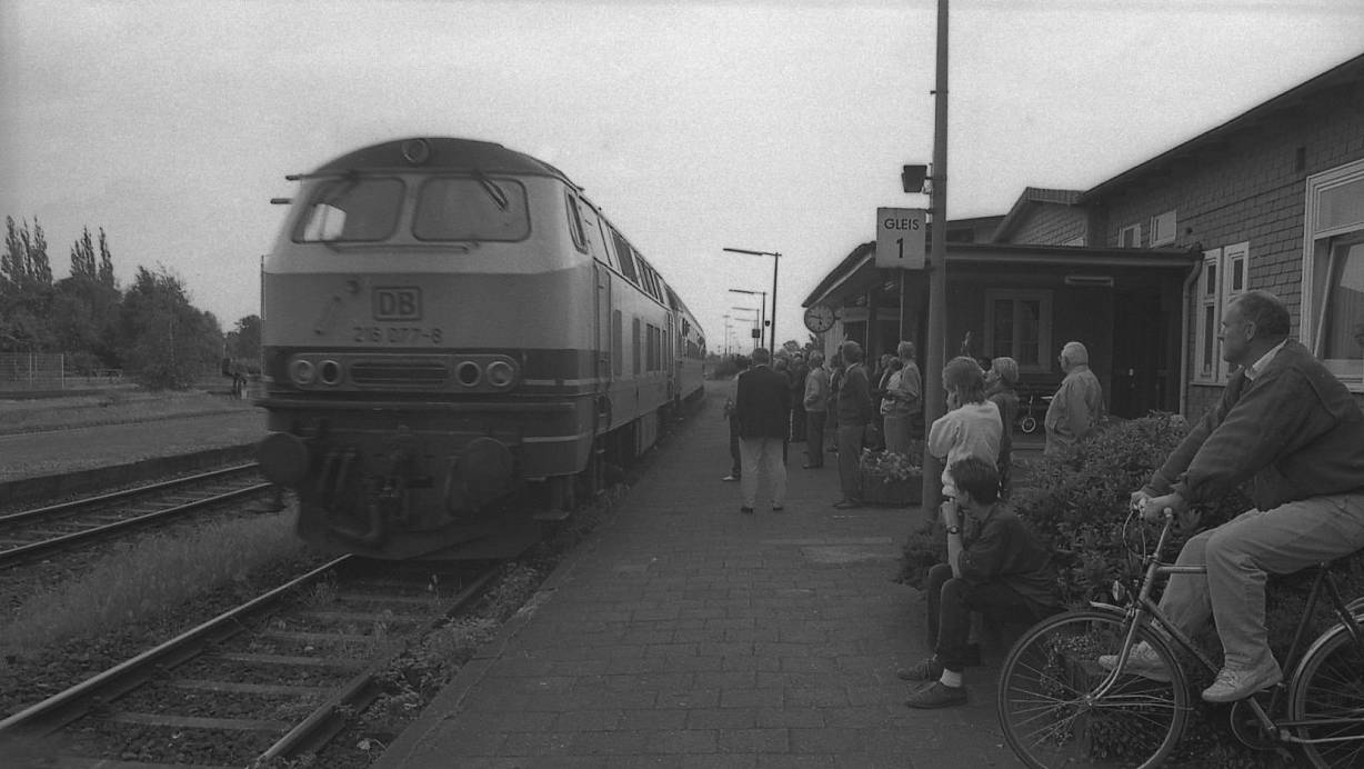 Historische Aufnahme: Ende Mai 1994 fuhr der vorerst letzte Personenzug von Rahden nach Bremen, 1997 wurde die Strecke teilweise stillgelegt. Seit Jahren gibt es Bemühungen, die Strecke wiederzubeleben. | © Joern Spreen-Ledebur
