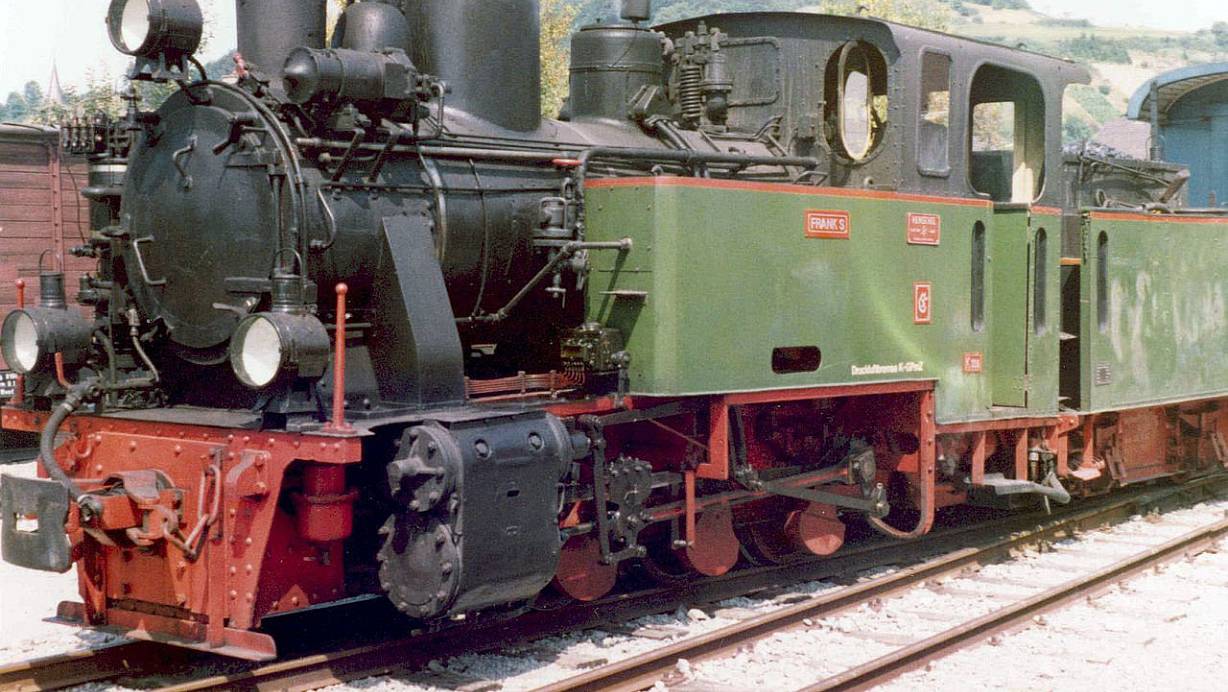 Schmalspur-Dampflok "Frank S" (Henschel 25983, 1941) vom Typ HF 110 C ist inzwischen eine Museumslok, die hier auf der Jagsttalbahn in Dörzbach fährt. | © Wikipedia