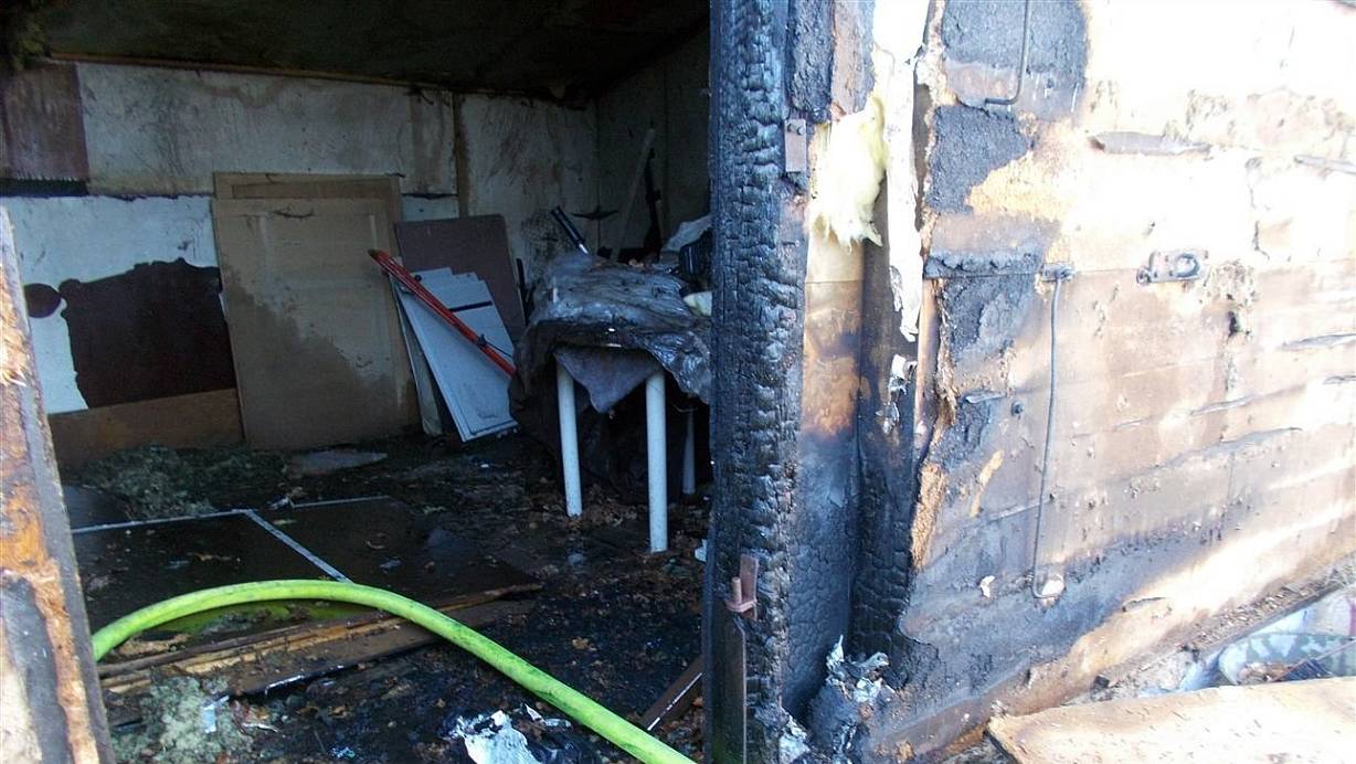 Der Holzschuppen fing am Sonntagnachmittag Feuer. | © Polizei