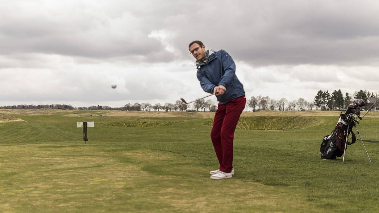 Golfplatz Haxterpark: Zwischen 100 und 500 Meter kann eine Golfbahn lang sein. "50 bis 150 Meter weite Schläge sind für einen Anfänger schon ziemlich gut", sagt Tim Schrader, Sportkoordinator im Haxterpark. Er selbst spielt seit 12 Jahren Golf. | © Lena Henning
