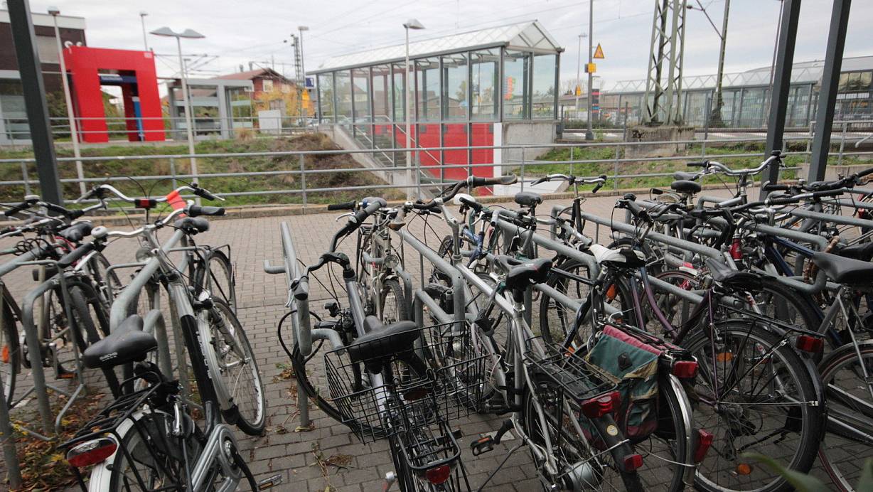 Situation bemängelt: Die Jungsozialisten machen auf die aus ihrer Sicht unzureichende Infrastruktur für Reisende aufmerksam, die ihr Fahrrad am Salzkottener Bahnhof abstellen. | © Karl Finke