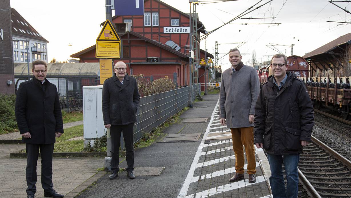 Salzkottens Bürgermeister Ulrich Berger, Bernhard Hoppe-Biermeyer, Matthias Goeken und Fachbereichsleiter Martin Westermeier (v. l.) freuen sich auf den Umbau des Bahnhofs in Salzkotten. | © Hoppe-Biermeyer