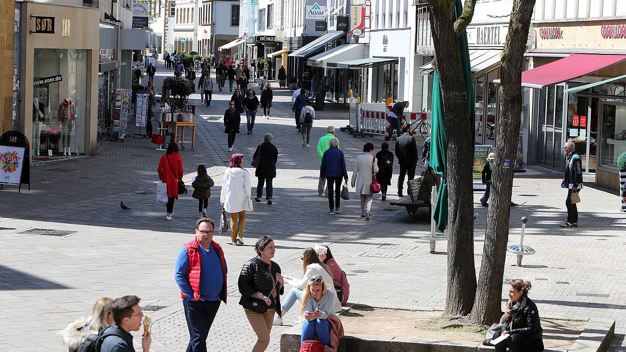 Die Innenstadt von Bielefeld füllt sich nach den Lockerungen wieder mit Menschen. | © Wolfgang Rudolf