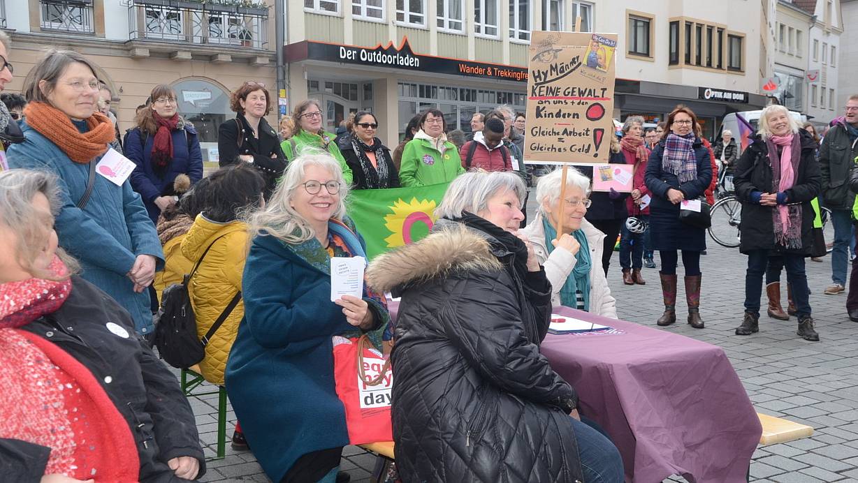 Rund 70 Zuhörerinnen und Zuhörer fanden am Sonntagmorgen den Weg zum Domplatz, um gemeinsam die Forderungen der Frauenbewegung zu bekräftigen. | © Carmen Behrens