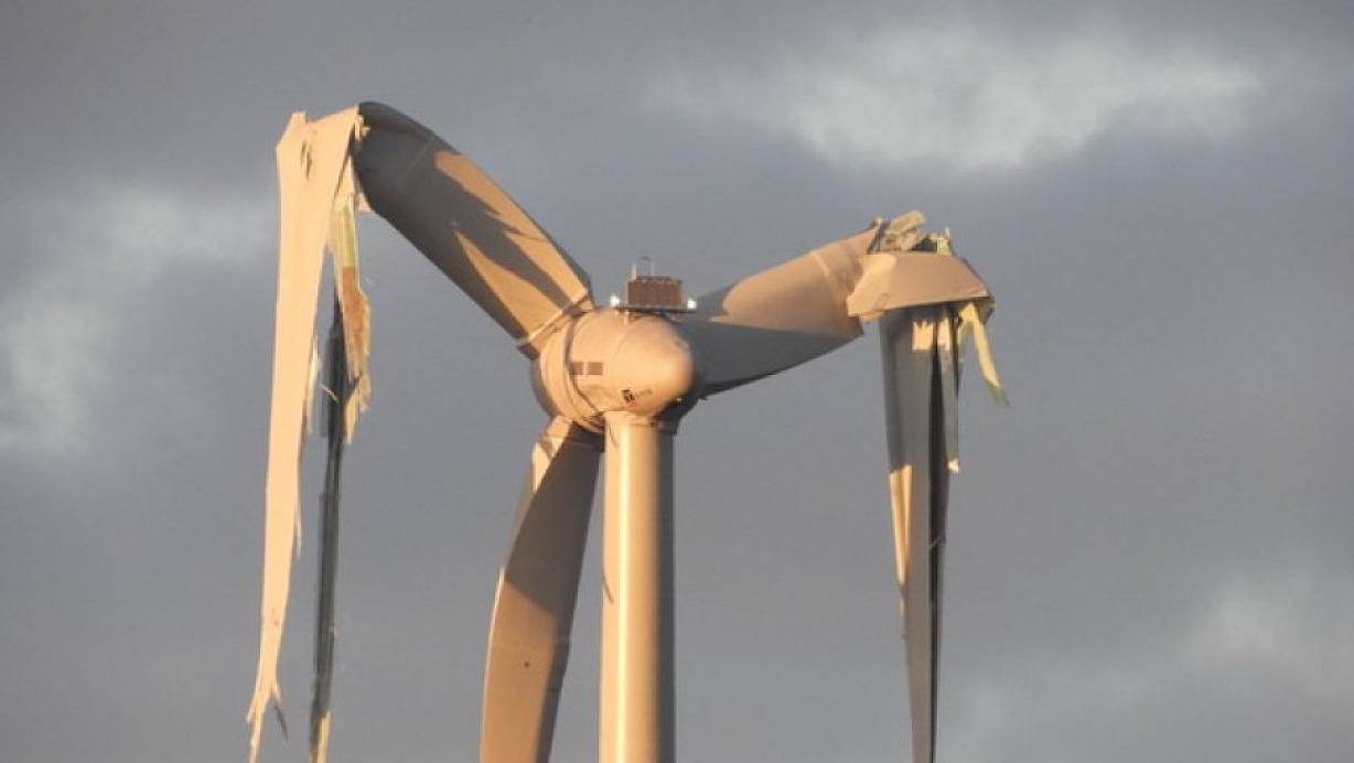 Weithin sichtbar: Die beschädigten Teile des Windrads müssen bis zum 6. April abgebaut werden. | © Gudrun Ponta