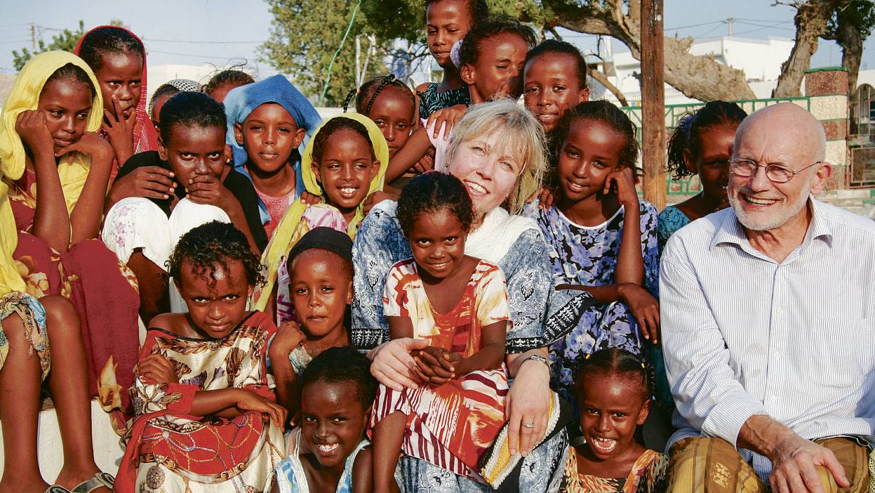 Kampf gegen Genitalverstümmelung: Annette und Rüdiger Nehberg, Gründer des Vereins Target, mit Mädchen in Afrika. | © Rüdiger Nehberg