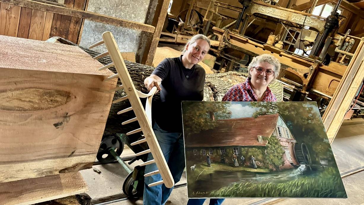 Harkenherstellerin und Fest-Mitorganisatorin Ela Brunzendorf (l.) und Harkenpinn-Mitglied Bernhild Heiermeier präsentieren im Sägewerk Böddeker, wie wertvoll altes Handwerk heute noch ist. | © Jens Reddeker