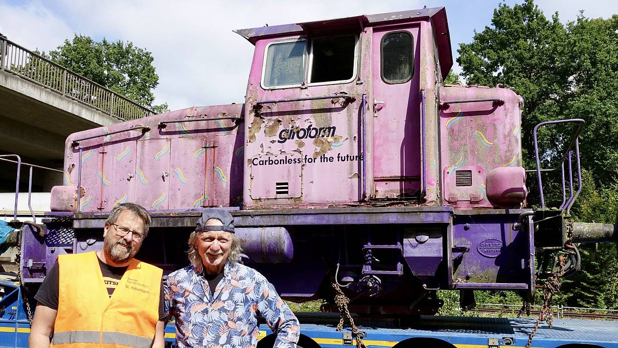 Marco Riffelmann (l.) hat die Werkslok per Tieflader zum Hillegosser Bahnhof von Peter Timpe transportieren lassen. | © Peter Unger