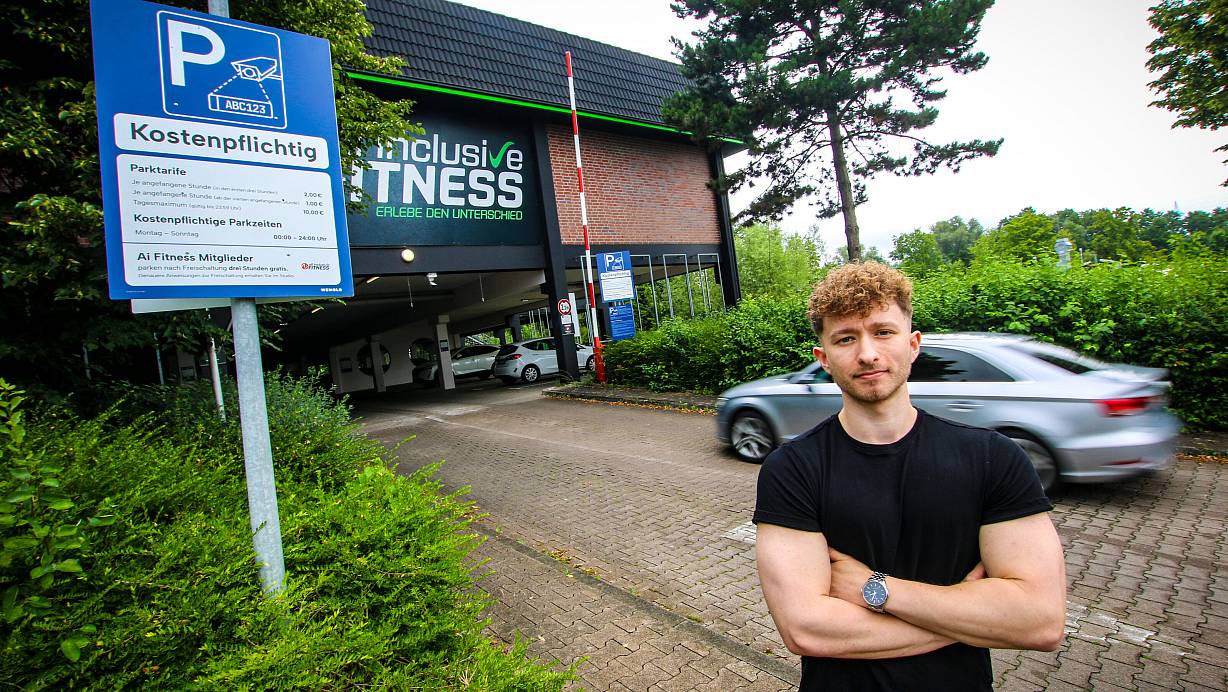 Benjamin Eimler, Mitglied der Sportclub-Kette AI Fitness, ist sauer: Wegen Tippern bei der Eingabe seines Auto-Kennzeichens im Parksystem der Muckibude an der Kiebitzstraße wird er nun zur Kasse gebeten. Dabei ist das Parken für Freizeitsportler dort eigentlich gratis. | © Daniel Salmon