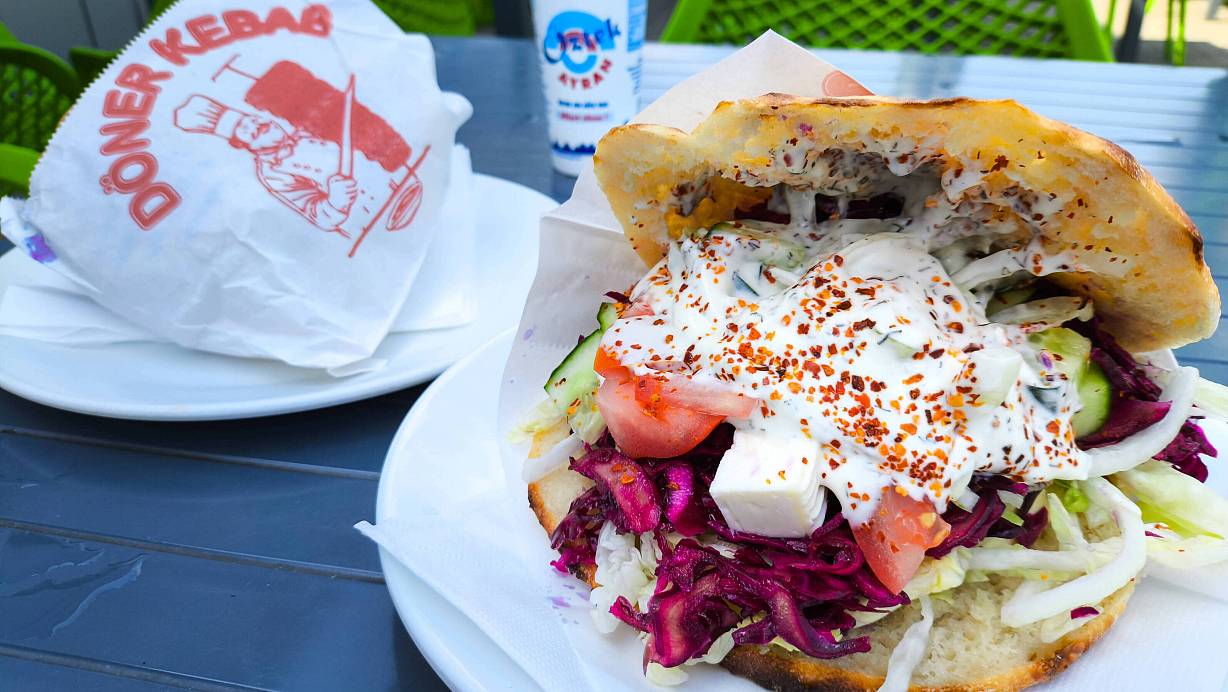 Frischer Döner in Paderborn: 2025 gibt's ihn hier für nur 6,50 Euro – der günstigste in NRW! | © IMAGO/Bihlmayerfotografie