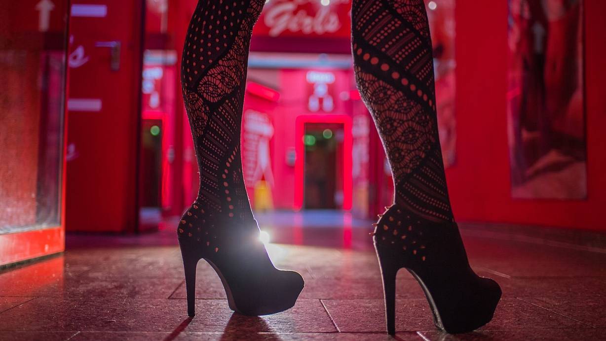 Zwei Männer sollen eine junge Frau zur Prostitution gezwungen haben. Der Fall wird vor dem Paderborner Landgericht verhandelt. | © Andreas Arnold/dpa