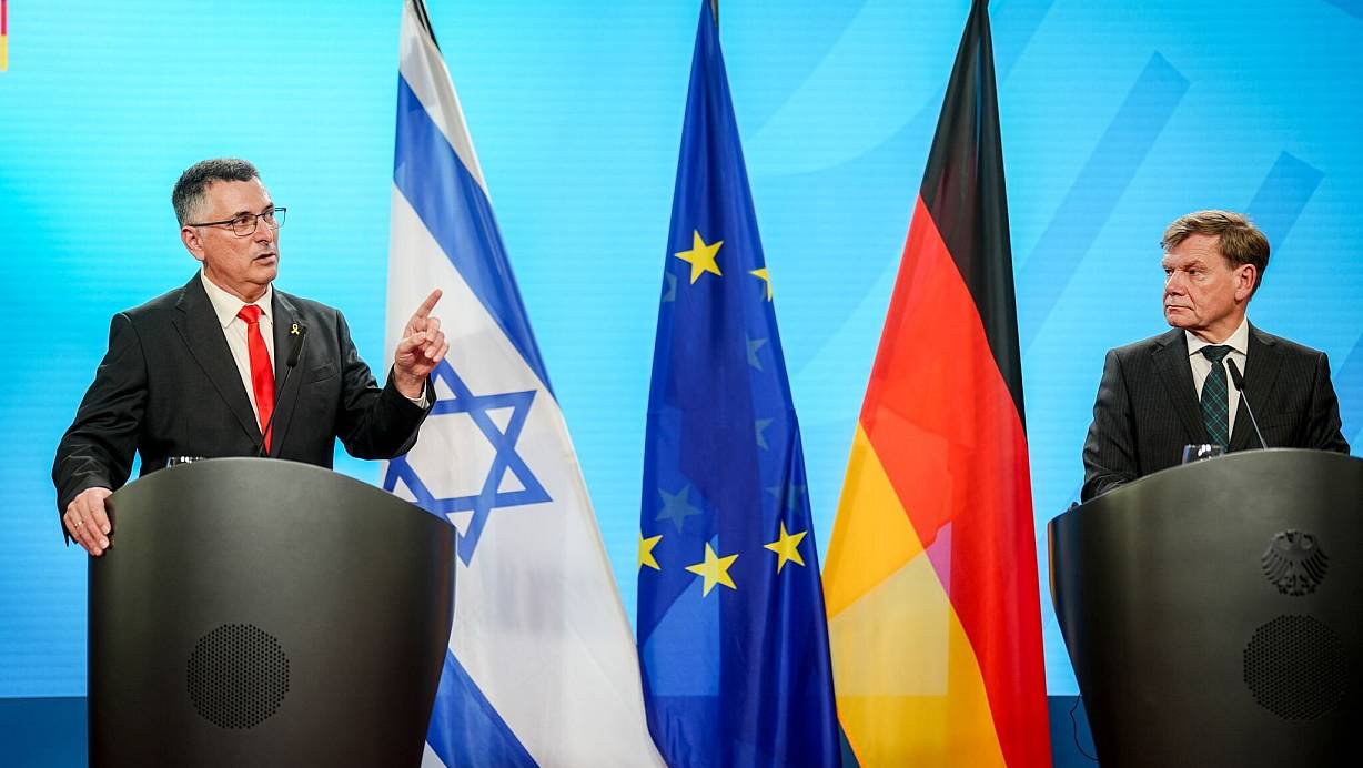 Israels Außenminister Gideon Saar (l.) und der deutsche Außenminister Johann<br />Wadephul (CDU) haben anlässlich des Krieges zwischen Israel und dem Iran<br />erneut telefoniert. | © Kay Nietfeld/dpa