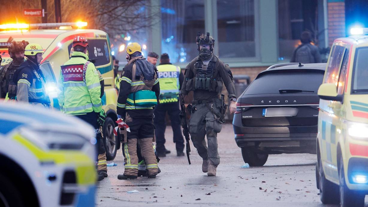 Rettungskräfte treffen vor der Risbergska-Schule in Örebro ein. | © Kicki Nilsson/TT News Agency/AP/