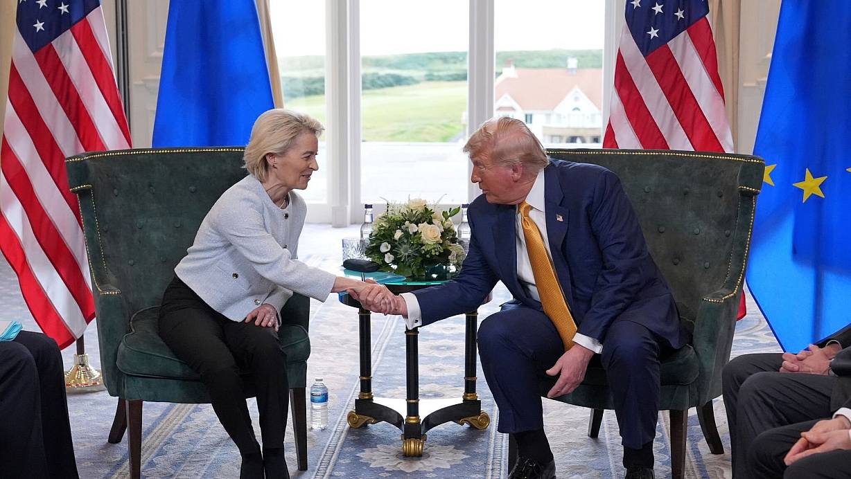US-Präsident Donald Trump trifft die Präsidentin der Europäischen Kommission Ursula von der Leyen zu bilateralen Gesprächen auf dem Trump Turnberry Golfplatz. | © Jacquelyn Martin/AP/dpa