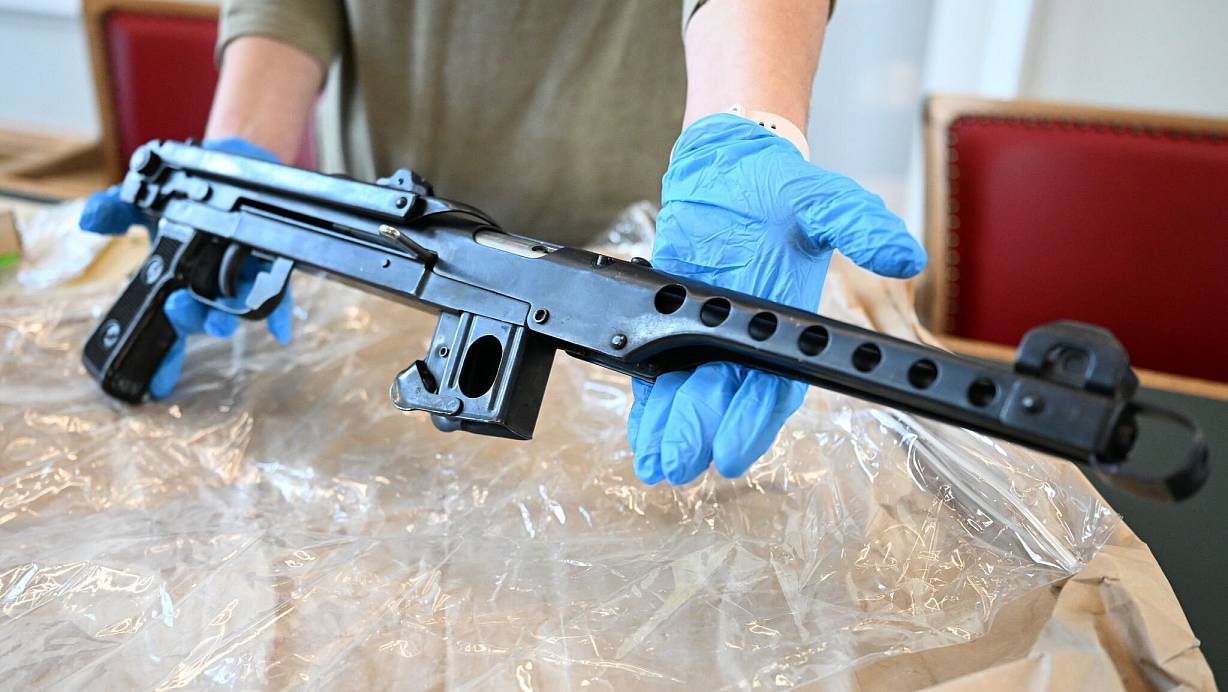 Sichergestellte Waffen werden bei einer Pressekonferenz im Polizeipräsidium gezeigt. Bei einer Razzia gegen organisierte Kriminalität in Remscheid zuvor hat es nach Angaben der Staatsanwaltschaft mehrere Waffenfunde gegeben. | © Federico Gambarini/dpa