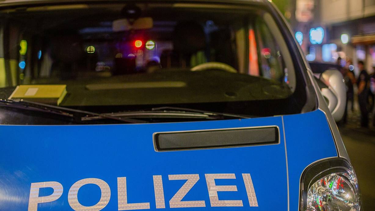 Die Polizei Gütersloh sucht nach einem Betrüger, der eine Frau um viel Geld gebracht hat. | © Fernando Gutierrez-Juarez/dpa-Ze