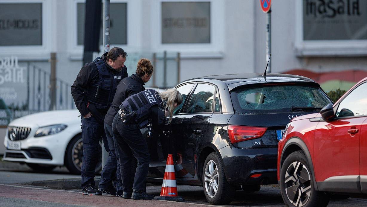 Wer die Schüsse aus dem fahrenden Auto heraus abgefeuert hat, ist immer unklarer. | © Friso Gentsch/dpa