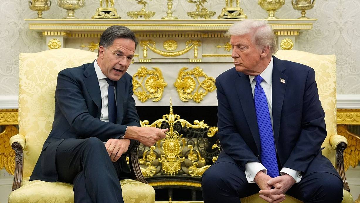 US-Präsident Donald Trump (r.) trifft sich mit Nato-Generalsekretär Mark Rutte im Oval Office des Weißen Hauses. | © Alex Brandon/AP/dpa