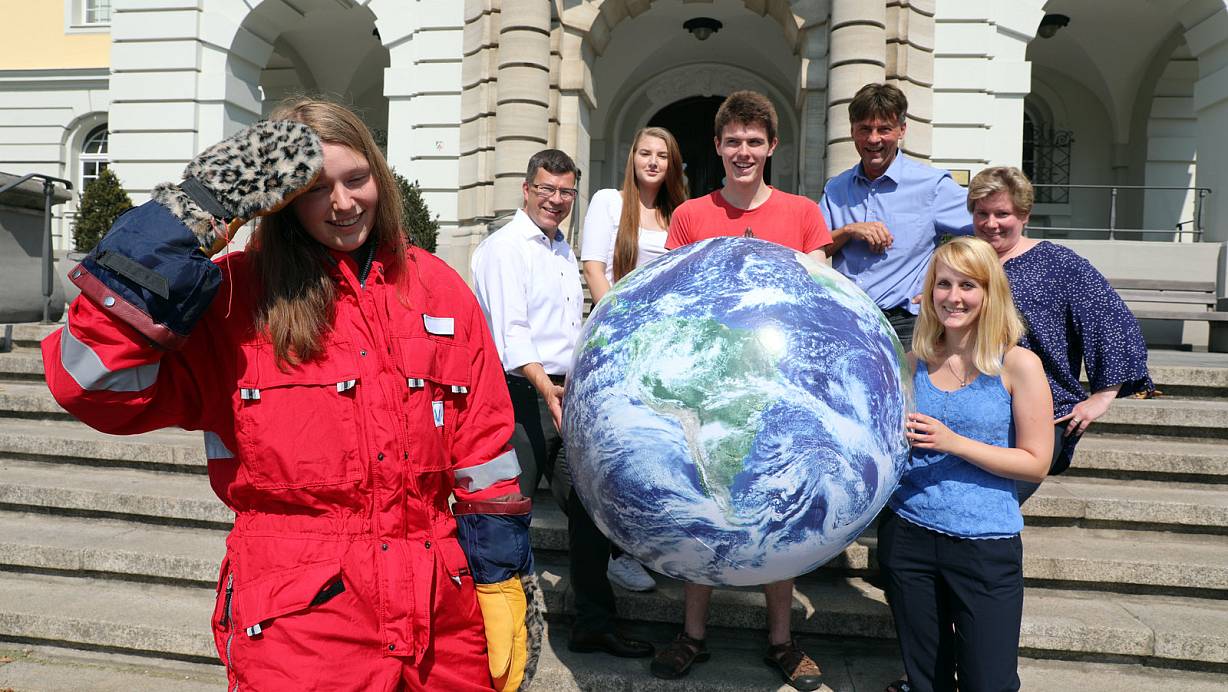 Julie Mettenbrink von Fridays for Future steht mit einem Polaranzug in der prallen Sonne. Alles dreht sich um die Rettung der Erde. | © Frank-Michael Kiel-Steinkamp