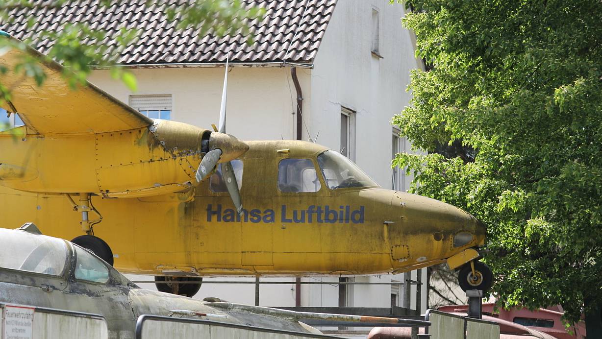 Ein ausrangiertes Flugzeug mit der Aufschrift Hansa-Bild im ehemaligen Auto- und Technikmuseum Bad Oeynhausen. | © Ulf Hanke