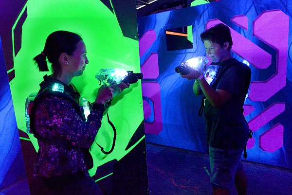 In der Laserzone stehen Aktion und Abenteuer auf dem Programm, bei einer Lasertag-Geburtstagsfeier mit einem spannenden "Fangen- und Versteckspiel." - © Barbara Franke