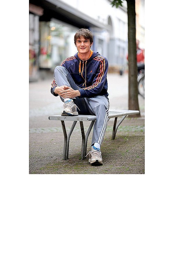 Tennis-Profi Richard Becker, wie er in der Bad Oeynhausener Innenstadt auf einer Bank sitzt. - © FOTO: JÜRGEN KRÜGER