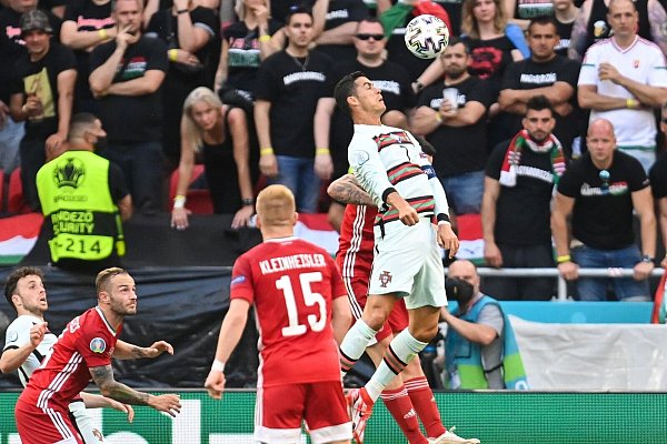 Portugals Superstar Cristiano Ronaldo (r) steigt am höchsten zum Kopfball. - © Robert Michael/dpa-Zentralbild/dpa