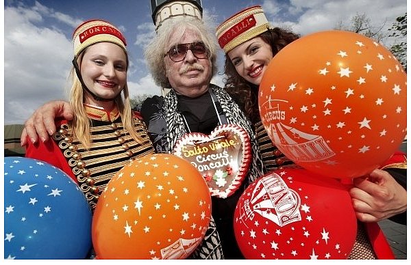 Zum ersten Mal in seiner mittlerweile fast 40-jährigen Geschichte ist der Circus Roncalli im kommenden Sommer in Gütersloh zu Gast. Direktor Bernhard Paul und die Balletttänzerinnen Theresa (l.) und Adela freuen sich auf das neue Projekt. - © FOTO: PATRICK MENZEL