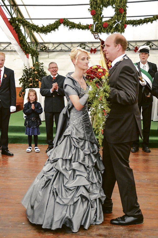 Eröffnen den Tanzabend: Das Königspaar Christoph Gemmeke und Daniela Wentzlaff beim Eröffnungstanz, der den Abend im Festzelt mit der Partyband "Dolce Vita" einleitet. - © Fotos: Jonas Gröne