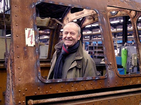 Olaf Teubert blickt durch das beim Großbrand zerstörte Lokführerhaus der 01 150. Unermüdlich setzte er sich für die Restaurierung ein. - © FOTO: MIRIAM SCHARLIBBE