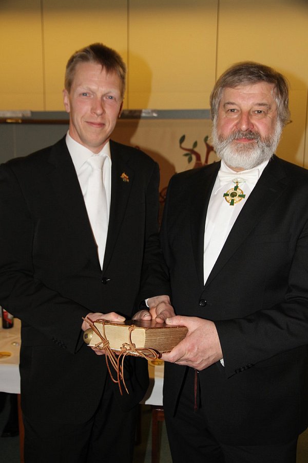 Abgelöst: Reinhard Mattern (r.) überreicht die Insignien wie das Mitgliederverzeichnis und an seinen Nachfolger Ralf Kleine. - © Johannes Büttner
