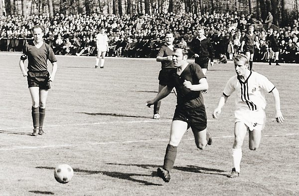 Erinnerungen: Berti Vogts (r.), der spätere Bundestrainer, war beim Eröffnungsspiel des Kurwaldstadions mit von der Partie. - © BVL
