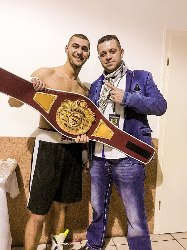 Das Objekt der Begierde: Emin Atra (l.) und Talip Ipek präsentieren den Gürtel des Internationalen Deutschen Meisters. - © Team Emko