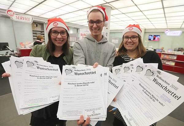 Laura Grote (v. l.), Christoph Hölscher und Leonie Urbanczyk sind bei der NW-Aktion „Paket mit Herz“ dabei und sammeln Wunschzettel ein. - © Wolfgang Rudolf