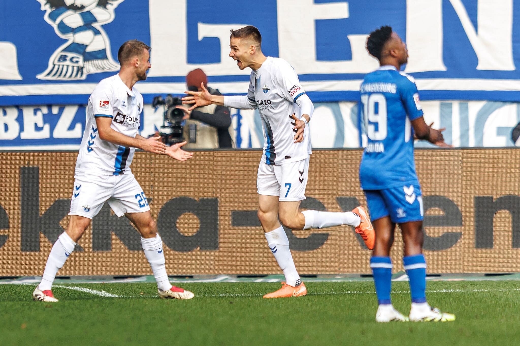 Sebastian Klaas lässt den SC Paderborn jubeln, ein Teamkollege dankt dem VAR