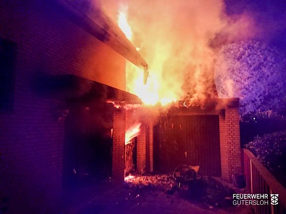Aus Sicherheitsgründen wurden zunächst auch die Gas- und Stromzuleitungen abgestellt. Hiervon waren für einen Zeitraum von etwa zwei bis drei Stunden auch die Nachbargebäude betroffen. - © Feuerwehr Gütersloh