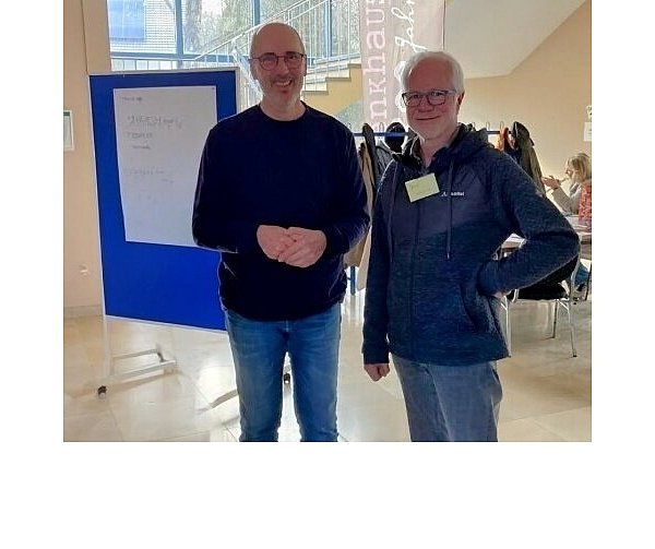 Josef Krekeler vom Kulturverein (l.) und Josef Weskamp, Projektverantwortlicher. - © Kulturverein Brenkhausen