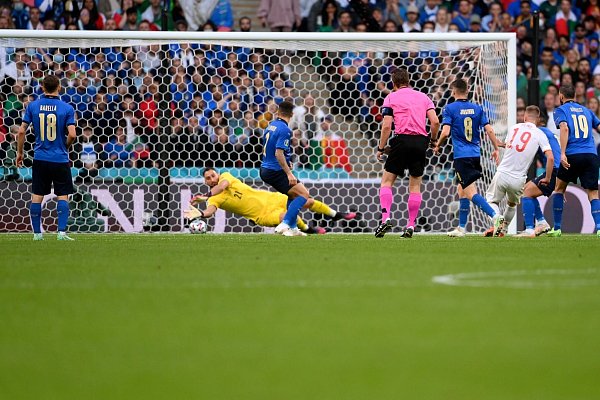 Italien-Keeper Gianluigi Donnarumma pariert einen Schuss von Spaniens Dani Olmo (19). - © Laurence Griffiths/Pool Getty/AP/dpa