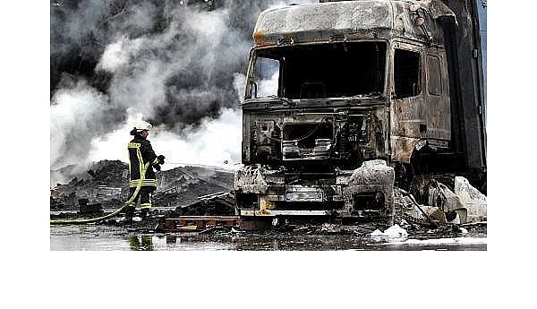 Palettenfabrik in Minden wird ein Raub der Flammen - © Minden